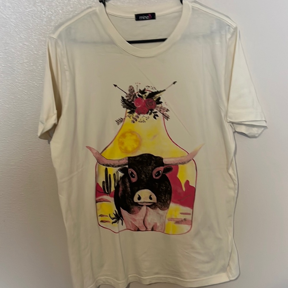 Graphic tee with a bull. Size large.
